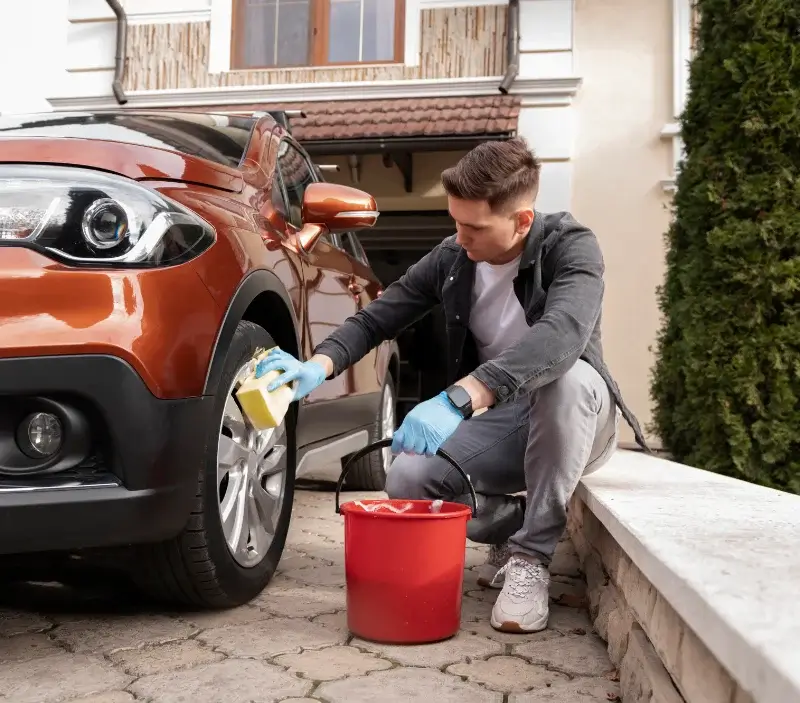 Lavage auto à domicile Delle : professionnel intervenant sur un véhicule